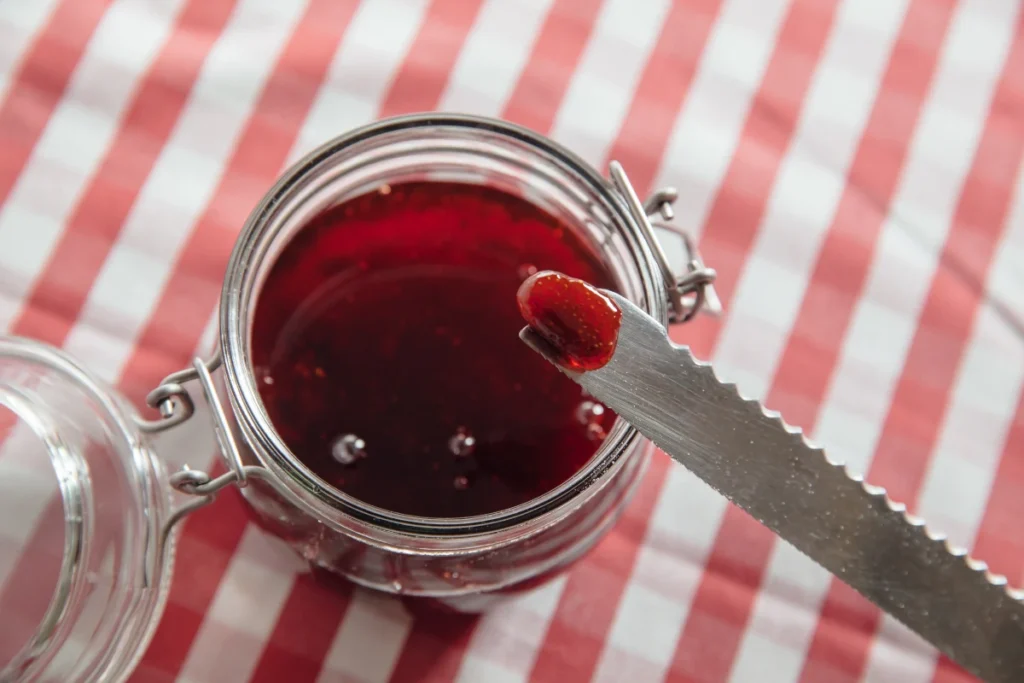 Strawberry jam with or without pectin